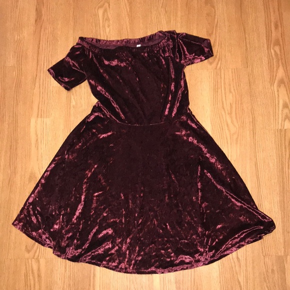 A velvet dress - Picture 2 of 2